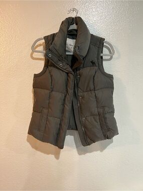 Abercrombie & Fitch Dark green puffer vest